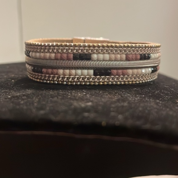 NWOT 7.5” tan leather bracelet with braided and double seed bead layers - Picture 4 of 14